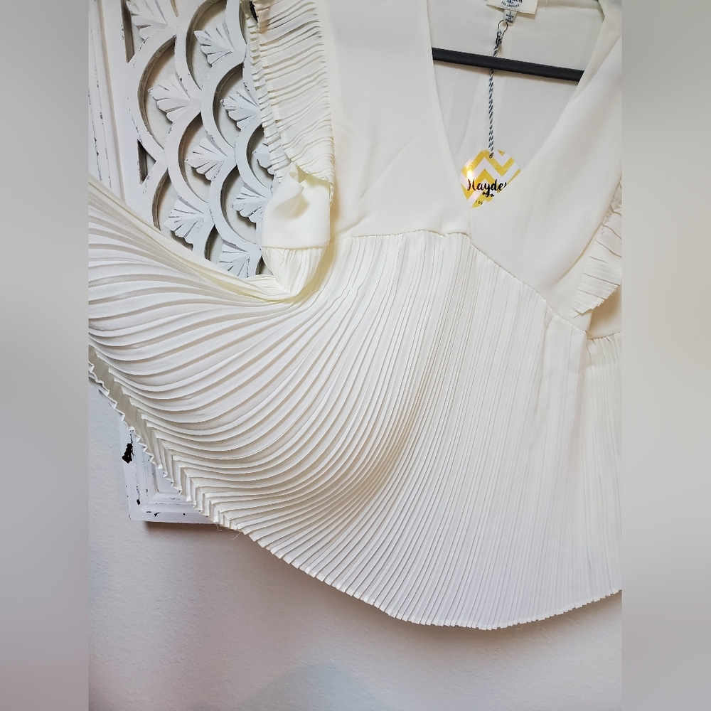 Hayden Los Angeles Pleated Cap Sleeve Blouse Cream Large NWT - Picture 2 of 9